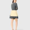 Vestido curto de malha com gola com contas
