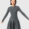 Vestido curto de malha com gola com contas