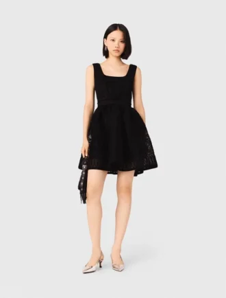 Vestido curto em malha canelada com bordados