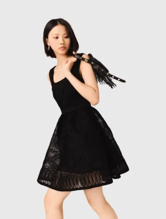 Vestido curto em malha canelada com bordados