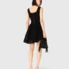Vestido curto em malha canelada com bordados