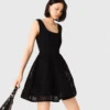 Vestido curto em malha canelada com bordados