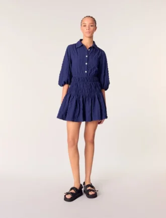 Vestido curto plissado com efeito acetinado