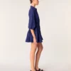 Vestido curto plissado com efeito acetinado