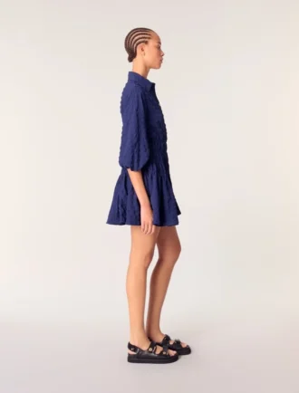 Vestido curto plissado com efeito acetinado