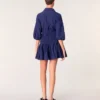 Vestido curto plissado com efeito acetinado