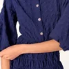 Vestido curto plissado com efeito acetinado