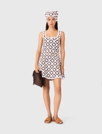 Vestido de croché com padrão floral