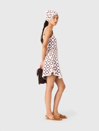 Vestido de croché com padrão floral