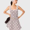 Vestido de croché com padrão floral