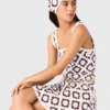 Vestido de croché com padrão floral