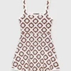 Vestido de croché com padrão floral