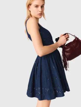 Vestido de ganga bordado com corte evasê