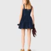 Vestido de ganga bordado com corte evasê