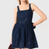 Vestido de ganga bordado com corte evasê
