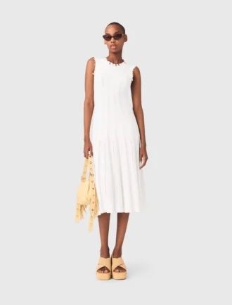 Vestido de malha com joias douradas