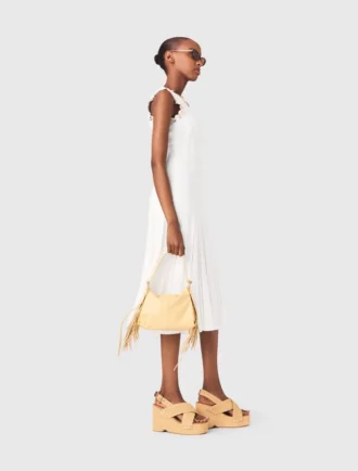 Vestido de malha com joias douradas