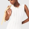 Vestido de malha com joias douradas