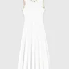 Vestido de malha com joias douradas