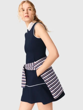 Vestido evasê com acabamento contrastante