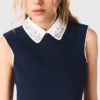 Vestido evasê com acabamento contrastante