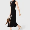Vestido maxi em malha canelada com recortes