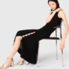 Vestido maxi em malha canelada com recortes