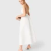 Vestido maxi em tafetá com joias