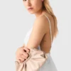 Vestido maxi em tafetá com joias