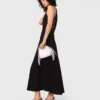 Vestido maxi esvoaçante com costas trançadas