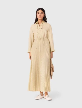 Vestido maxi plissado com ilhós