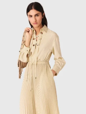 Vestido maxi plissado com ilhós