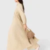 Vestido maxi plissado com ilhós