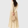 Vestido maxi plissado com ilhós