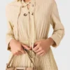 Vestido maxi plissado com ilhós