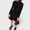 Vestido mini skater de gola alta
